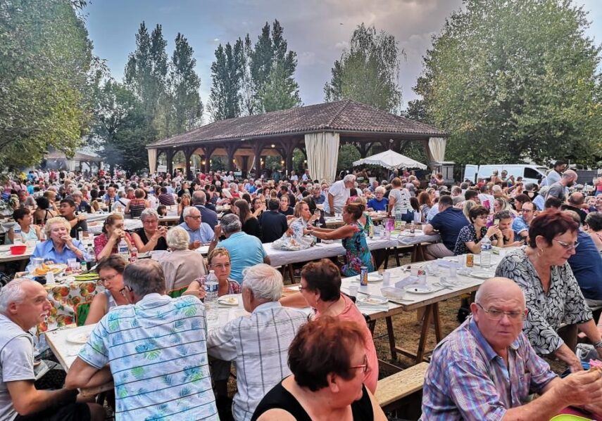 affluence marché nocturne bouzic camping périgord