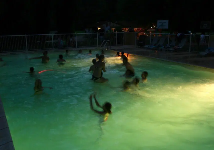poll party musique dans piscine chauffée du camping dordogne périgord noir 3 étoiles