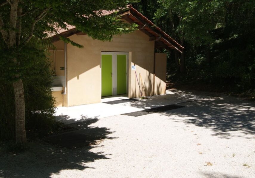 Le camping 3 étoiles le Douzou en Dordogne Périgord Noir dispose de deux blocs sanitaires dont une partie est chauffée et accessible aux personnes à mobilité réduite.