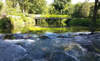 Camping dordogne rivière. Le camping 3 étoiles en Dordogne Périgord Noir le DOizou est traversé par la rivière le Céou.