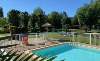 petite-piscine-chauffee-camping-3-etoiles-perigord-noir