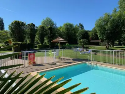 petite piscine chauffée en bord de rivière au camping en Dordogne Périgord 3 étoiles