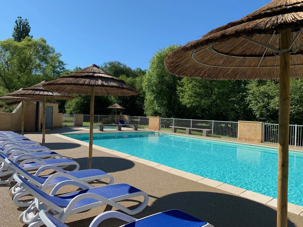 grande piscine chauffée au camping en Dordogne Périgord Noir 3 étoiles Le Douzou