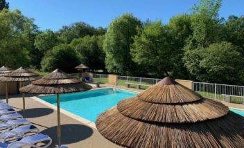 piscine-chauffee-transat-parasol-camping-dordogne