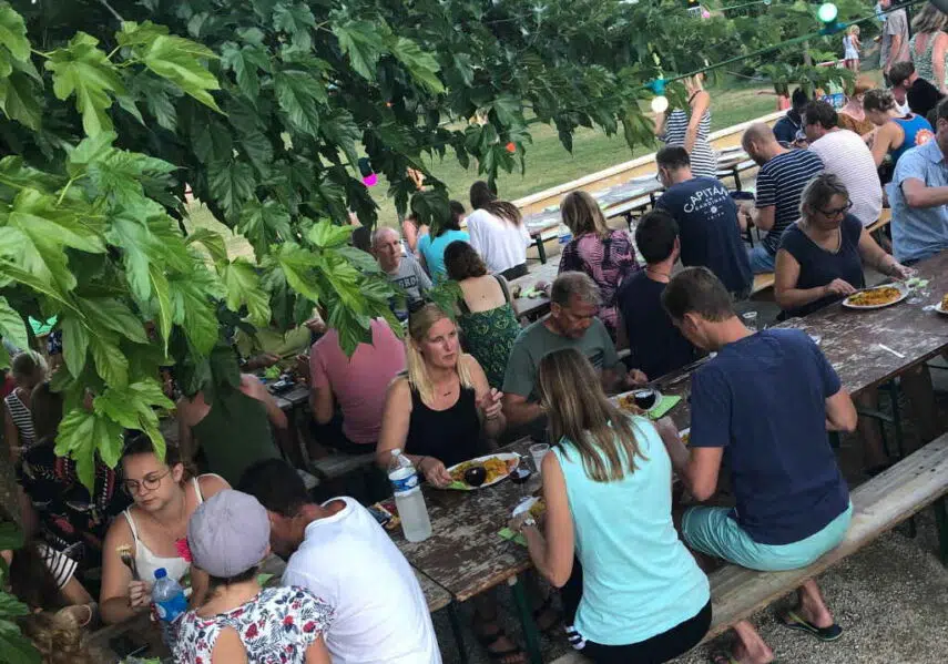 convivialité repas camping dordogne