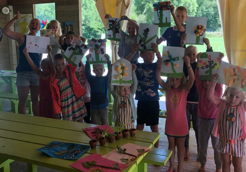 création des enfants au mini club du camping en dordogne