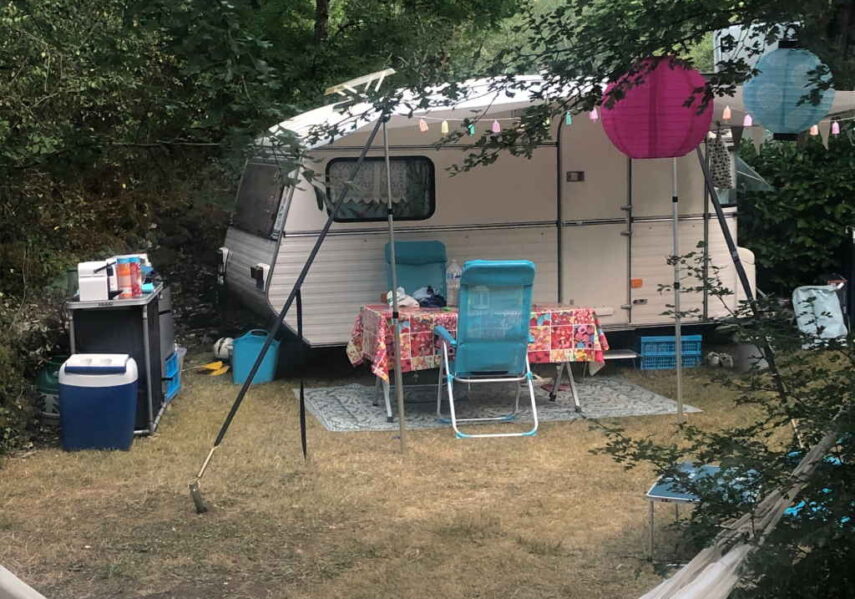 emplacement caravane ombragé en forêt camping dordogne