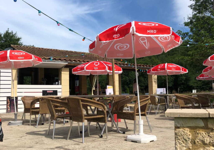 terrasse snack ensoleillée camping dordogne