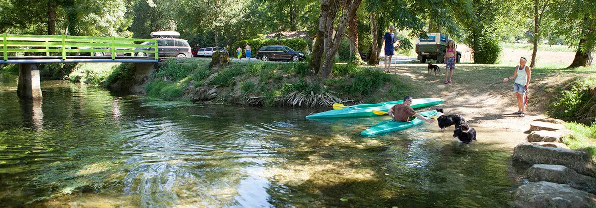 Camping en bord de rivière en Dordogne