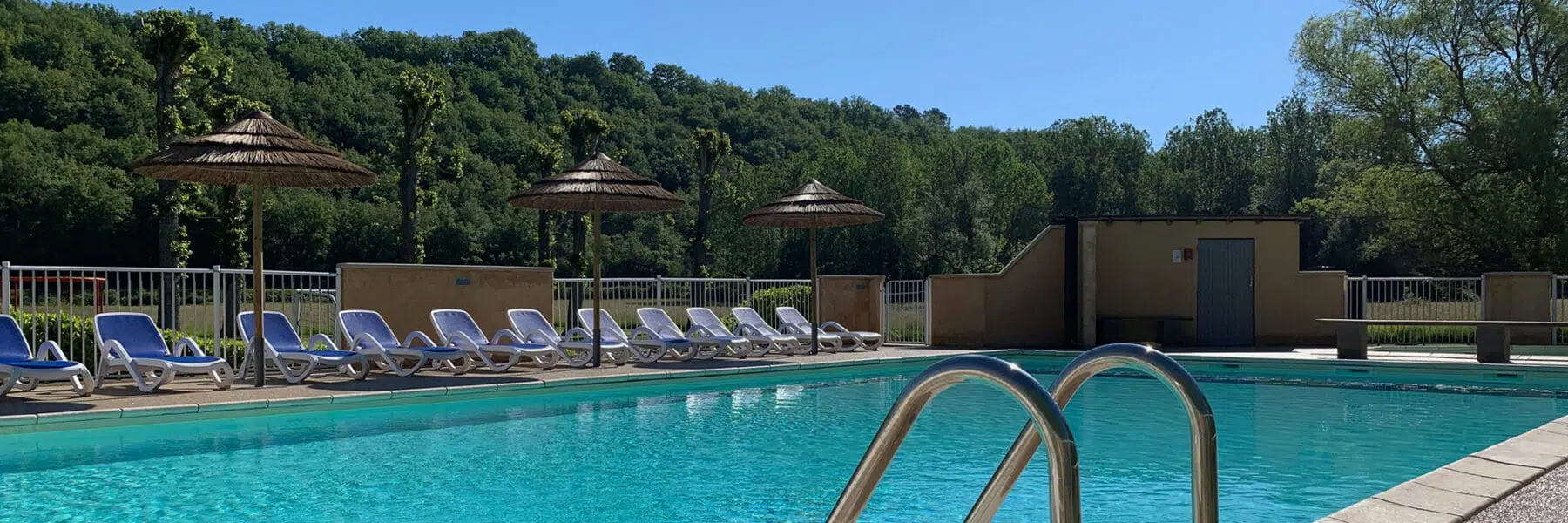 La piscine chauffée du camping en Périgord