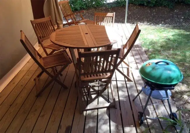 La tente lodge canada est équipée d'une grande terrasse composé d'une table, d'une chaise longue et d'un barbecue