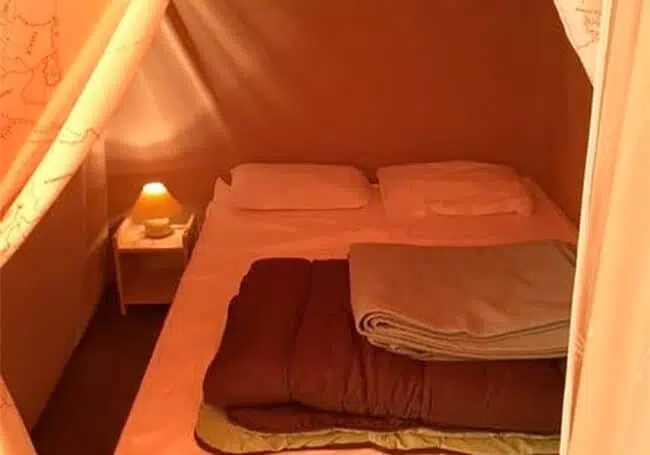 La tente lodge canada est équipée d'une chambre parentale avec un lit double 140x190 cm