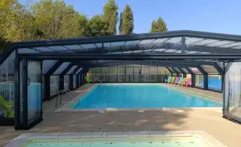 piscine-couverte-chauffée-camping-dordogne-