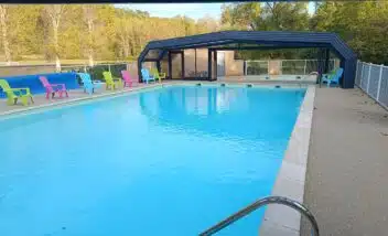 piscine-couverte-chauffée-camping-le-douzou-domme